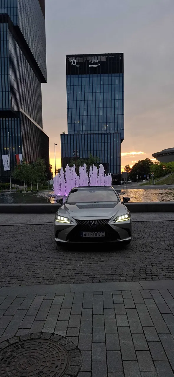 Lexus ES300h — przód, fontanna i Spodek w tle