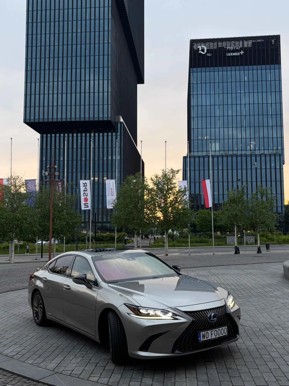 Lexus ES300h na tle wieżowców .KTW w Katowicach